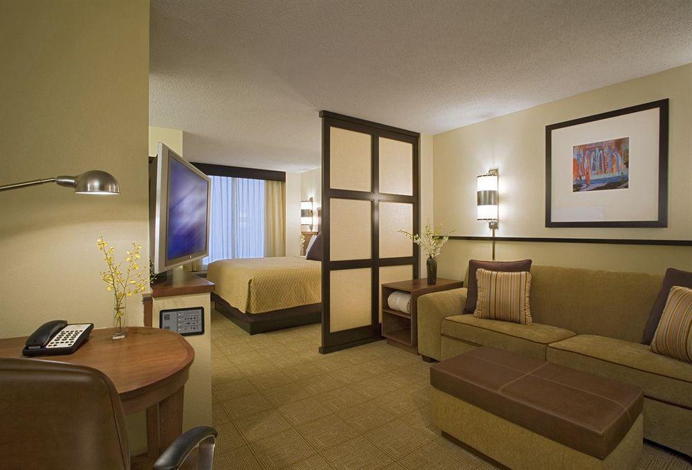 Comfort Suites Milwaukee West Номер фото